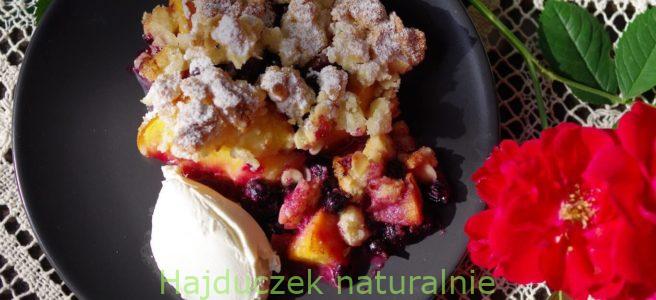 crumble z brzoskwiniami i czarna porzeczką