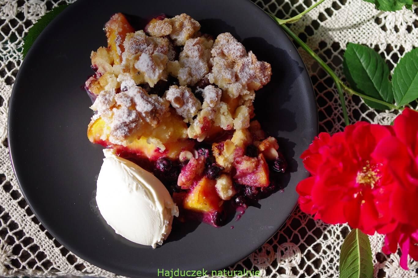crumble z brzoskwiniami i czarna porzeczką