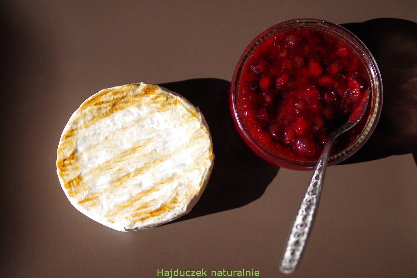 camembert z czerwoną porzeczką