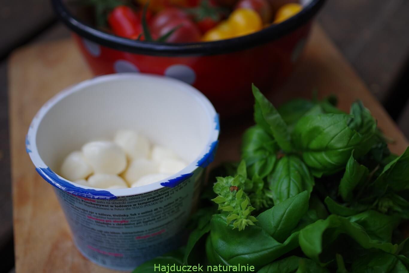 bazylia, mozzarella i pomidorki koktajlowe