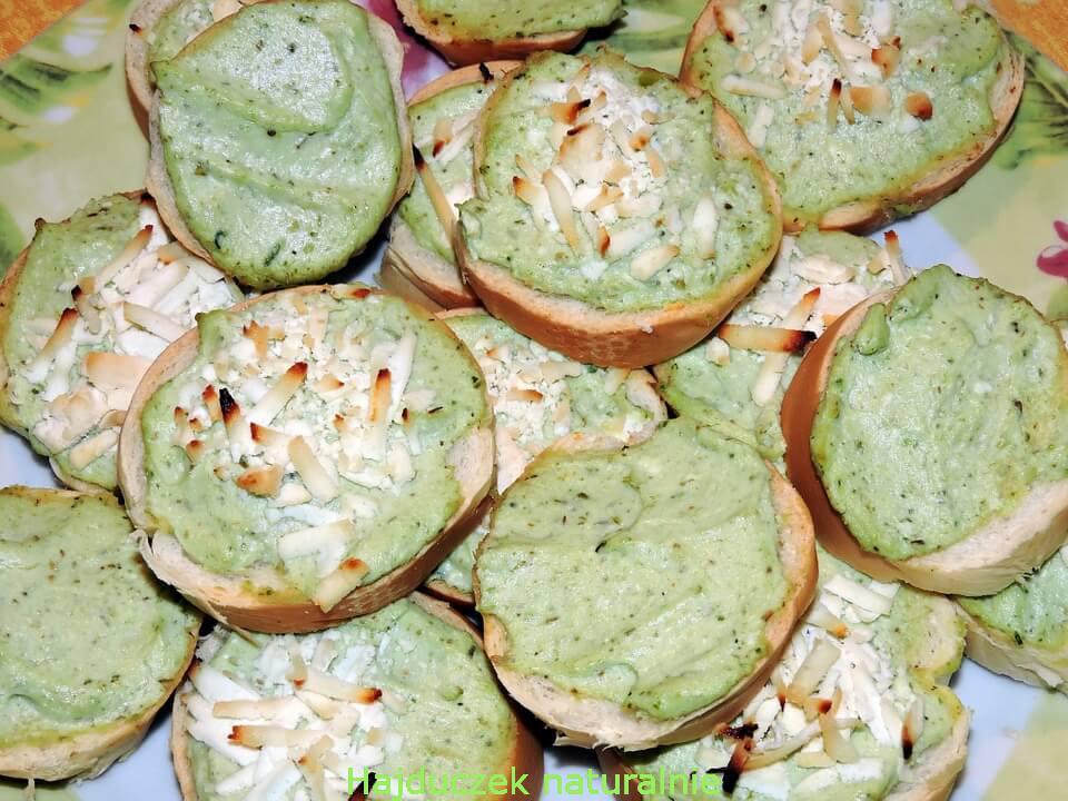 bruschetta z brokułem i serem