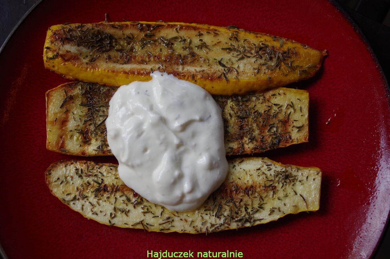 grillowana cukinia z sosem czosnkowym