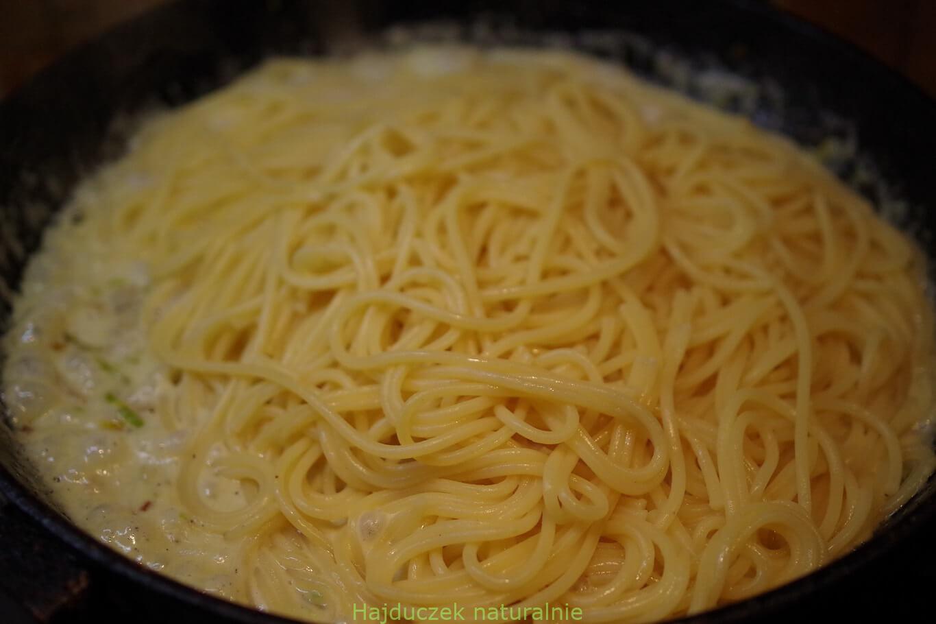 Spaghetti w sosie śmietanowym z boczniakami