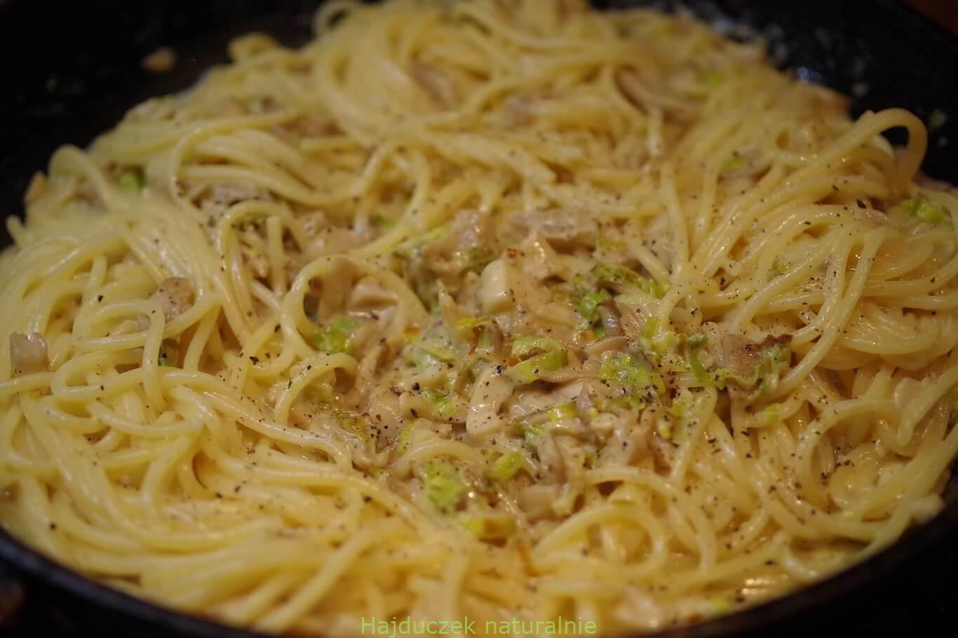 Spaghetti w sosie śmietanowym z boczniakami