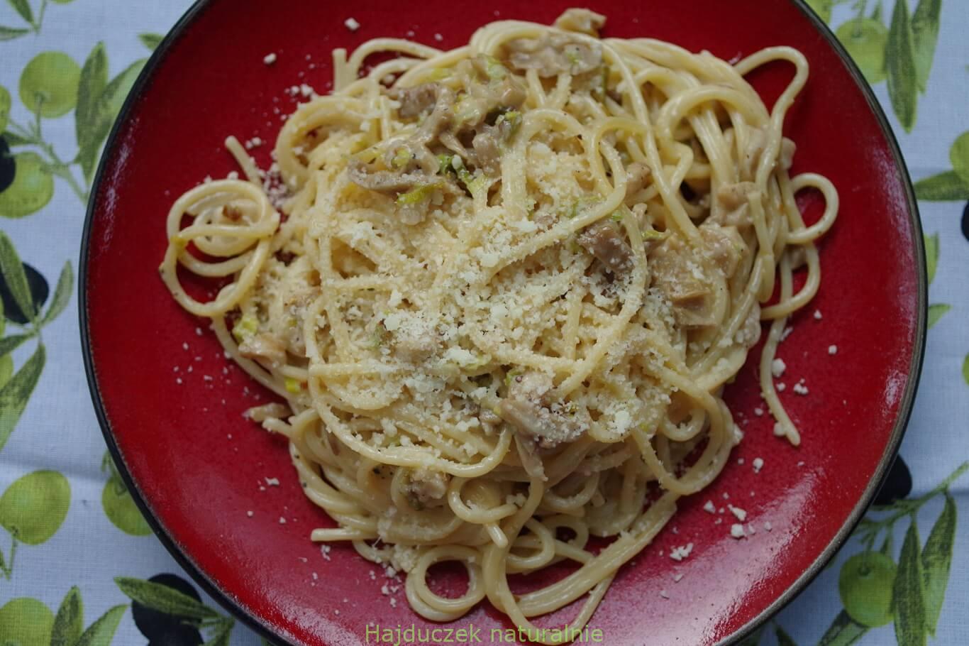 Spaghetti w sosie śmietanowym z boczniakami