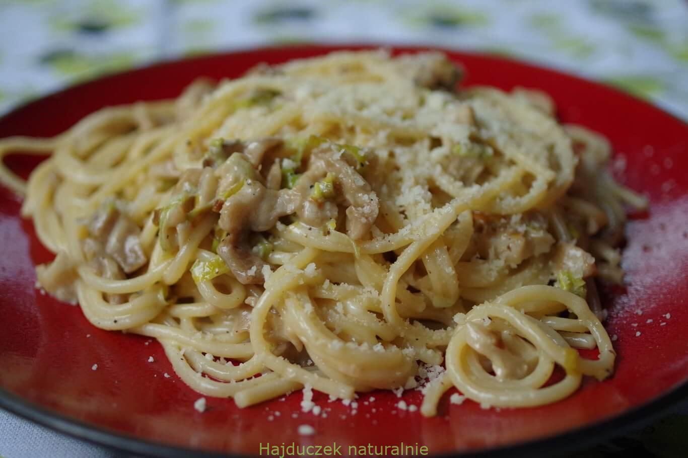 Spaghetti w sosie śmietanowym z boczniakami