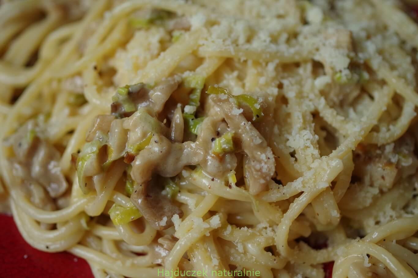 Spaghetti w sosie śmietanowym z boczniakami