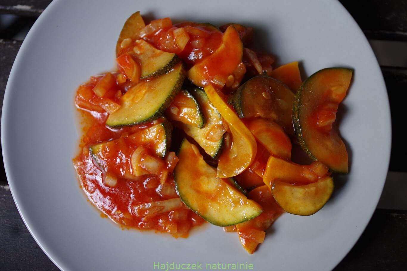cukinia w pomidorach