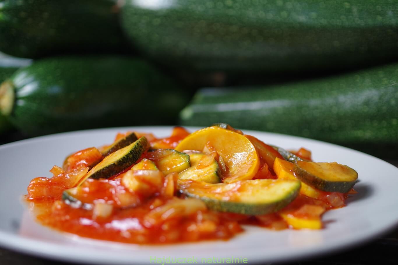 cukinia w pomidorach