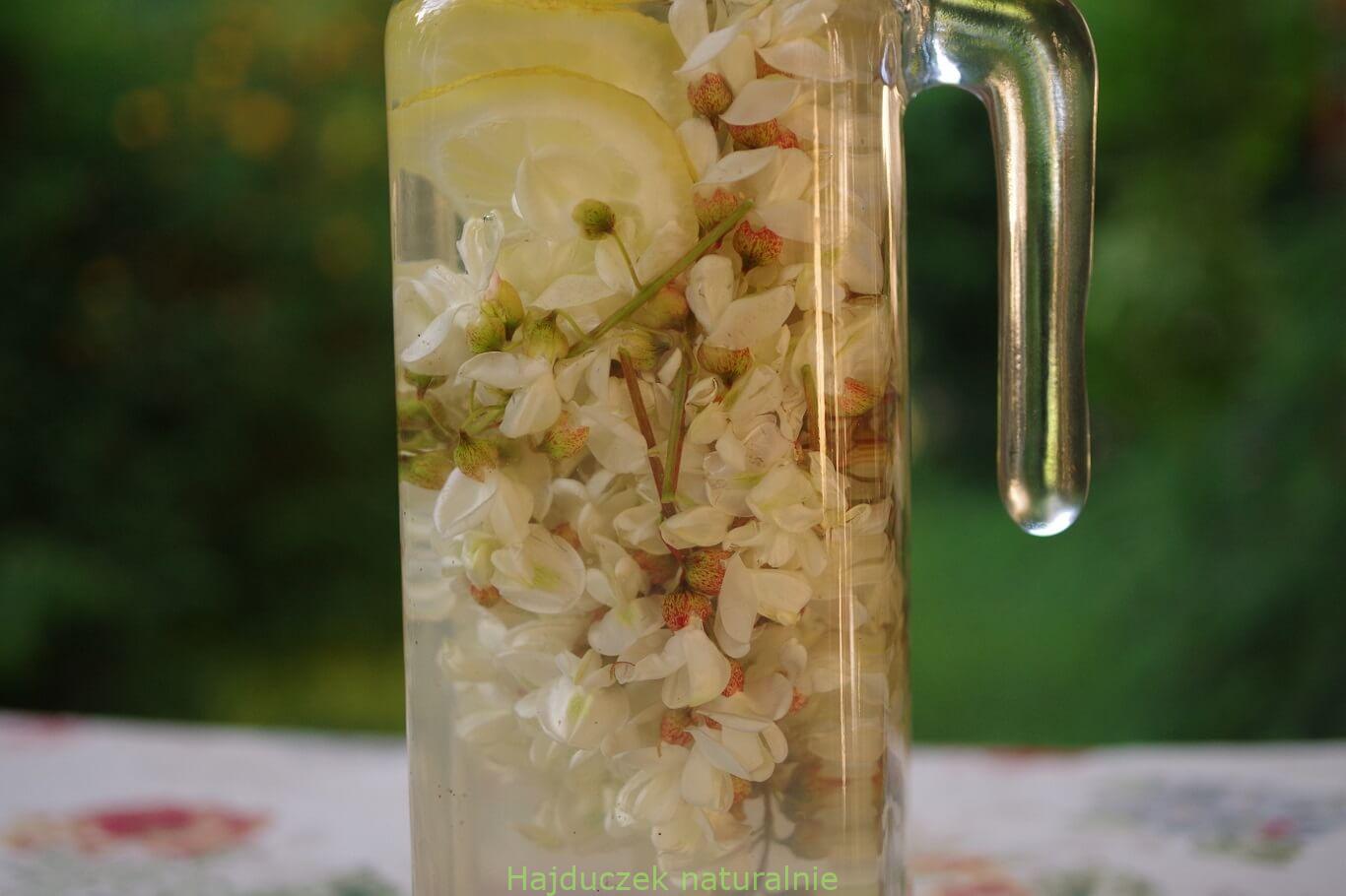 woda aromatyzowana kwiatem akacji