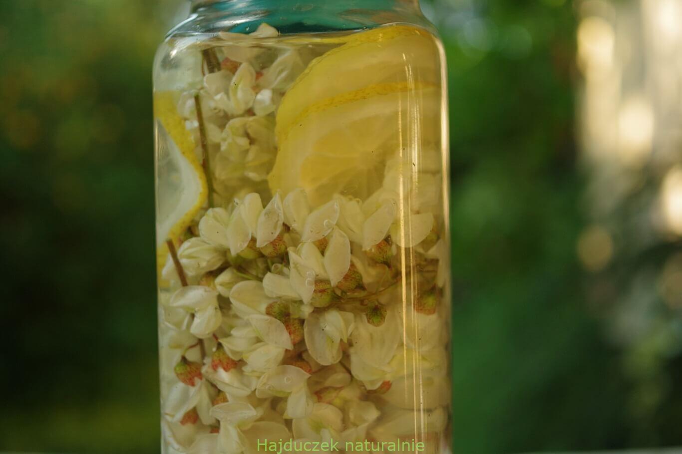 Woda aromatyzowana kwiatem akacji