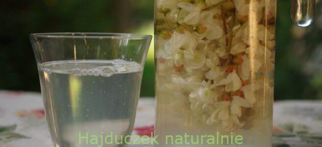 Woda aromatyzowana kwiatem akacji