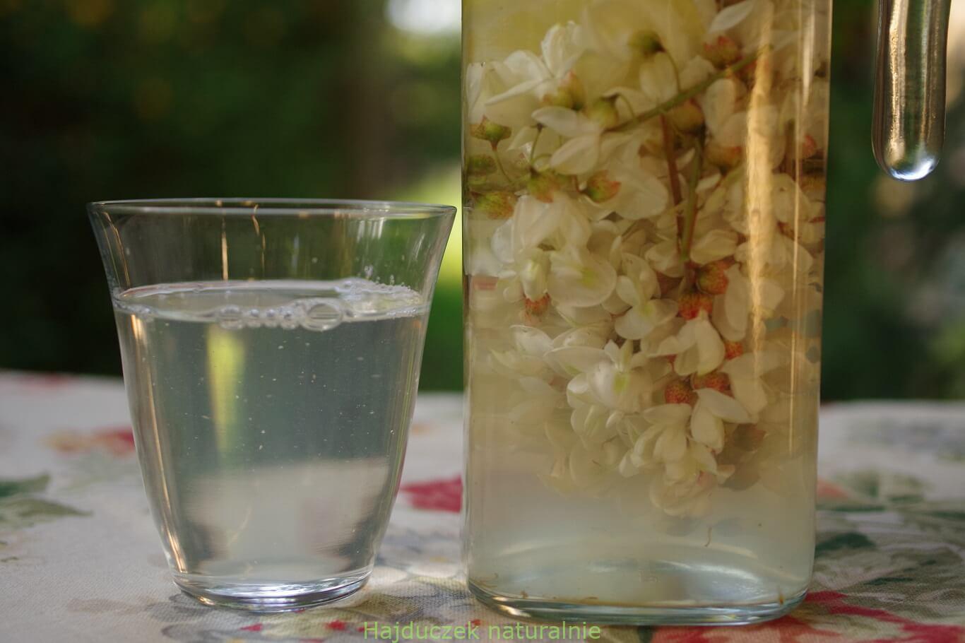 Woda aromatyzowana kwiatem akacji