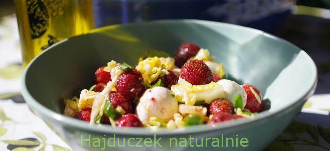 sałatka z truskawek z mozzarellą