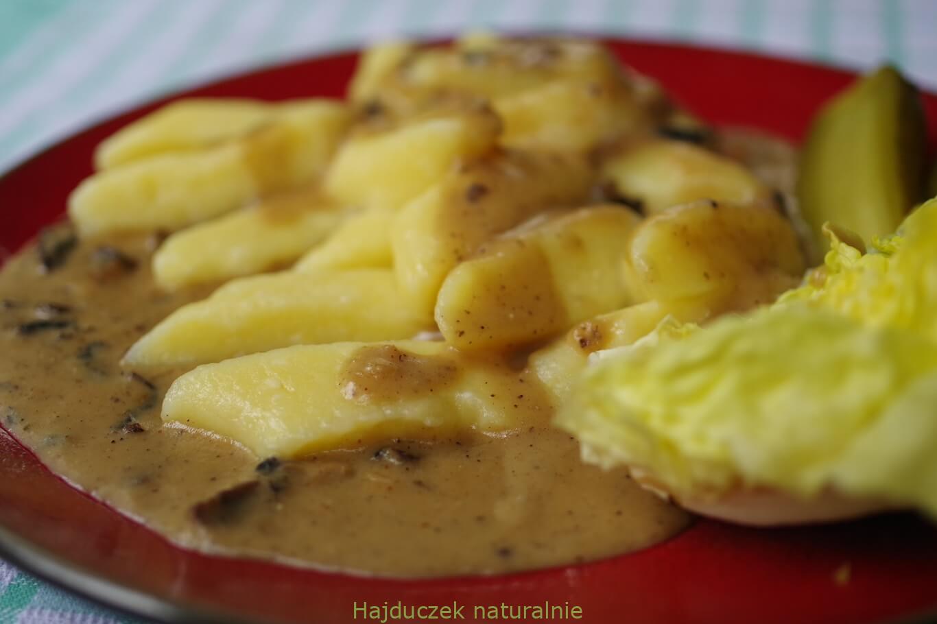 kluski z sosem pieczarkowym