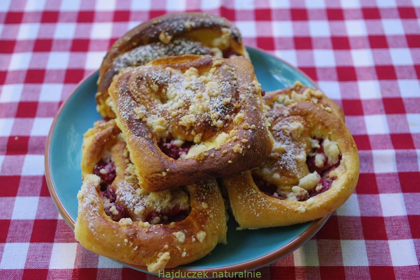 drożdżówki z truskawkami