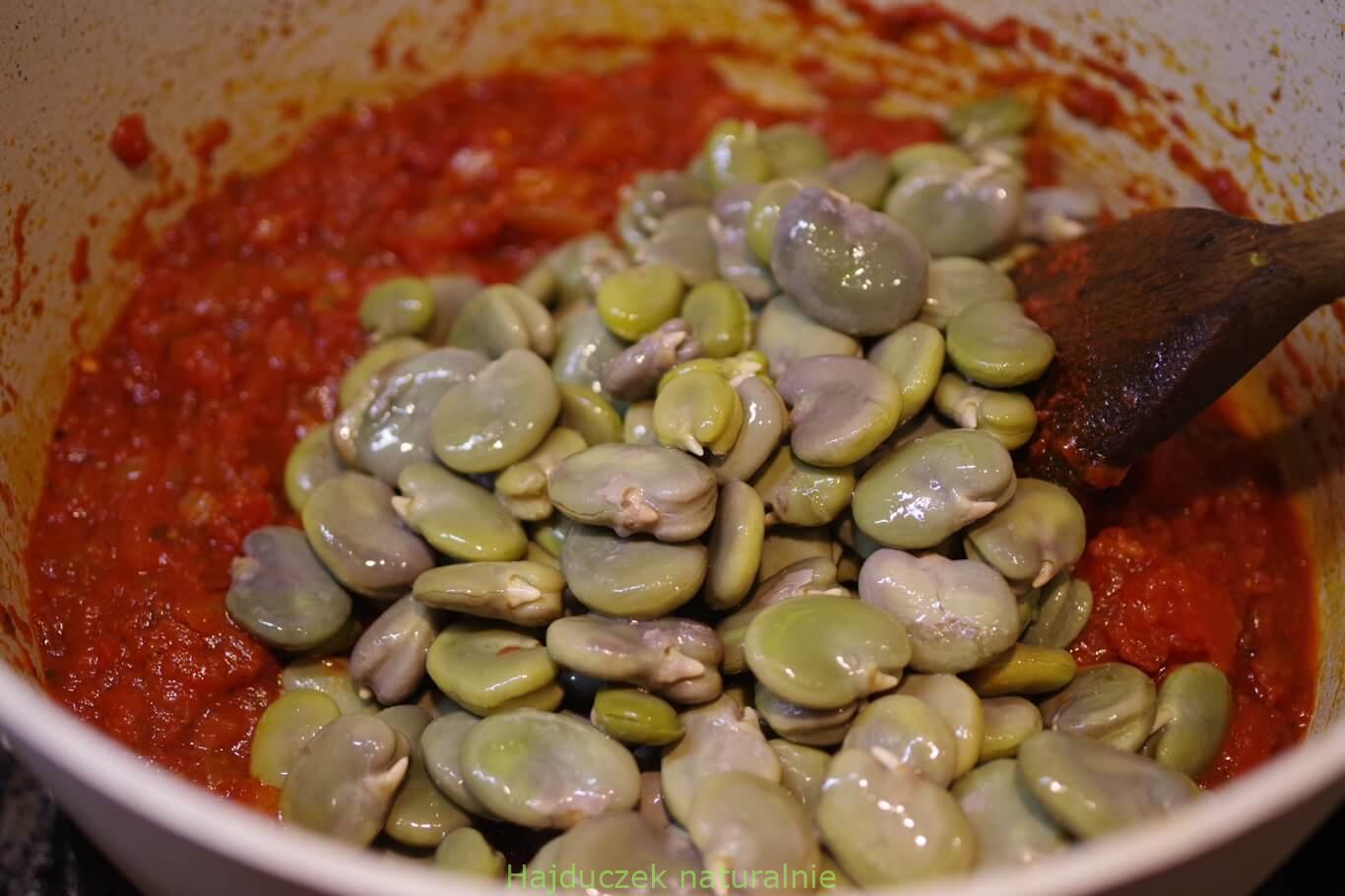 bób w pomidorach
