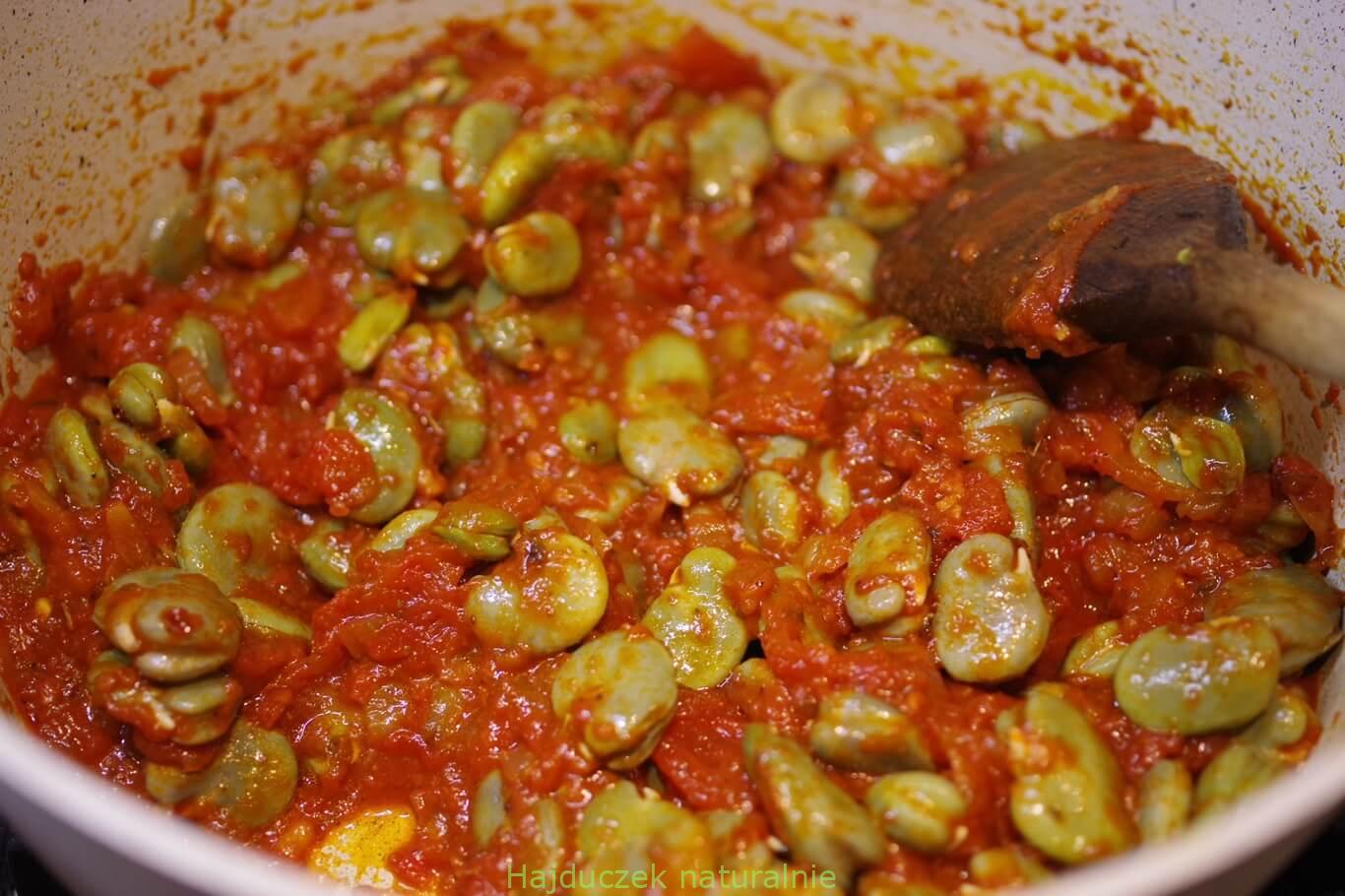 bób w pomidorach