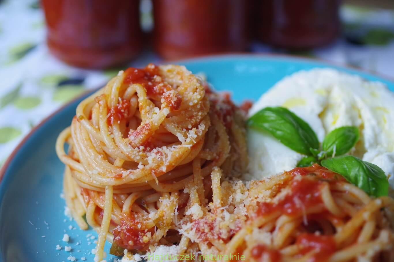 makaron z sosem pomidorowym