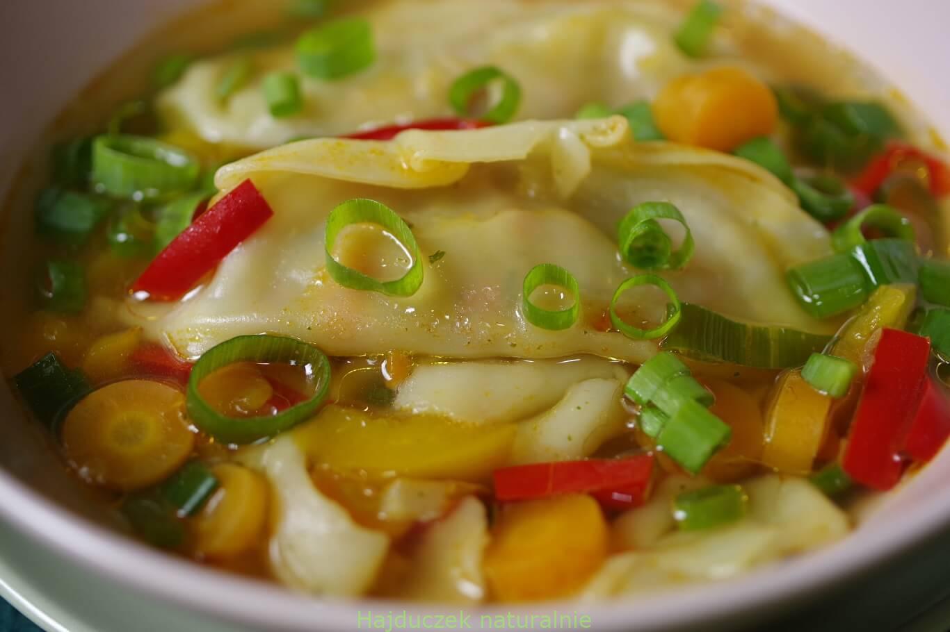 bulion z pierożkami gyoza