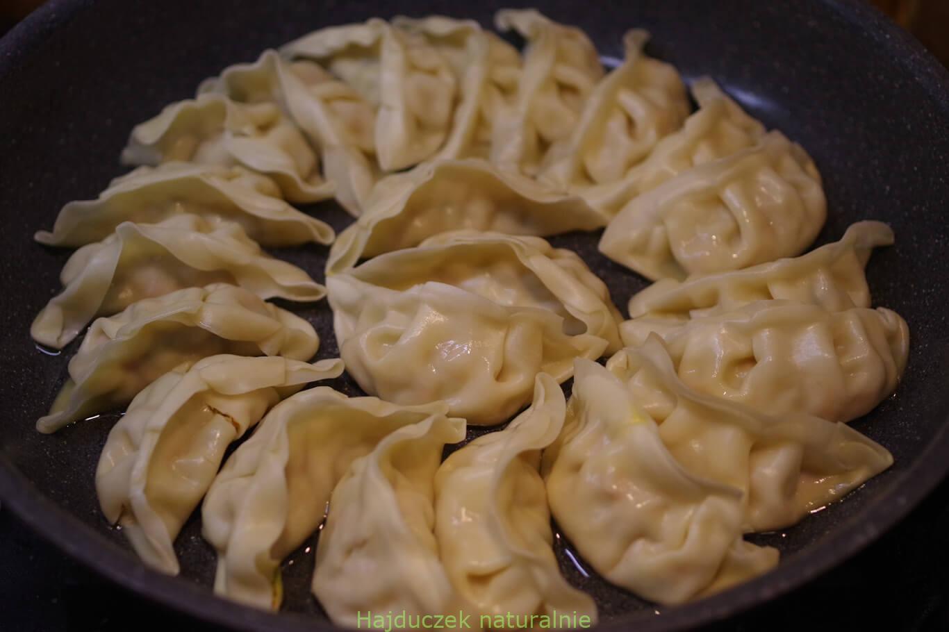 jak podgrzać pierożki gyoza