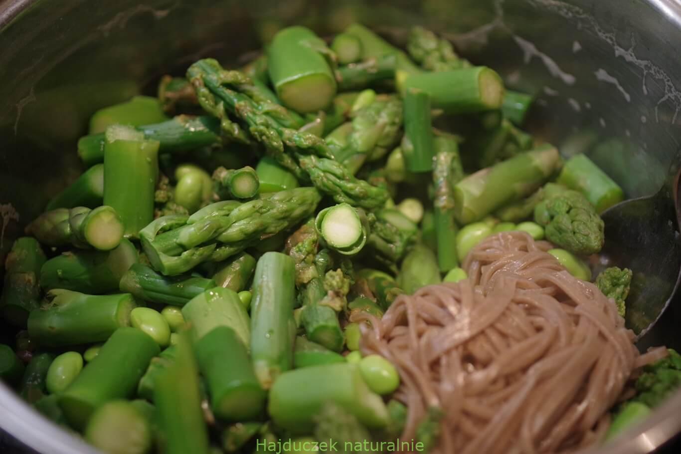 makaron soba ze szparagami