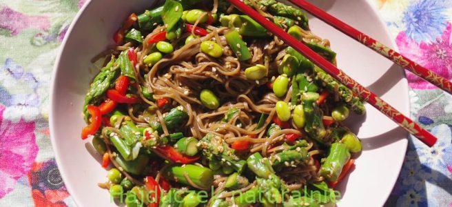 makaron soba ze szparagami