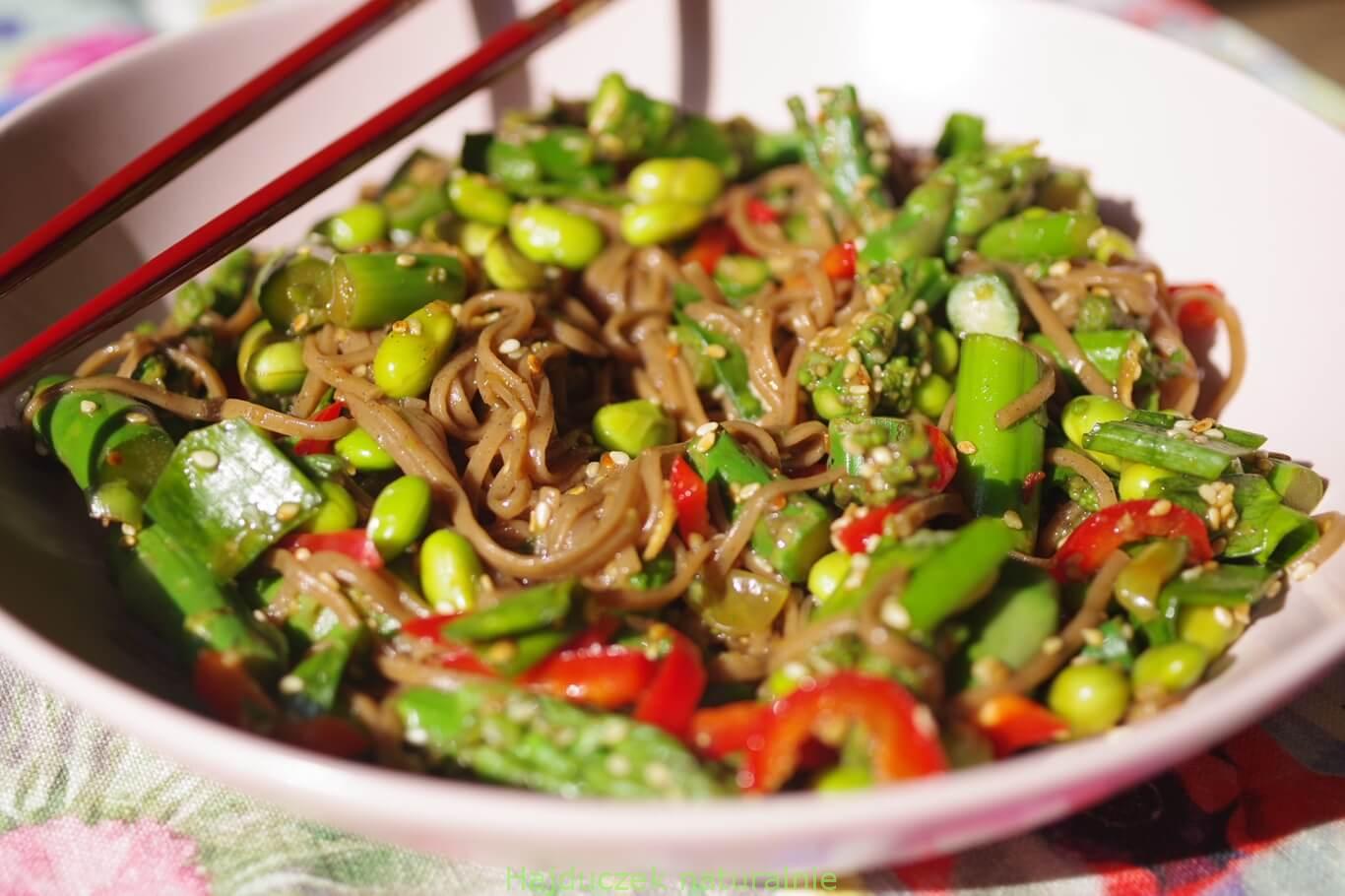 makaron soba ze szparagami