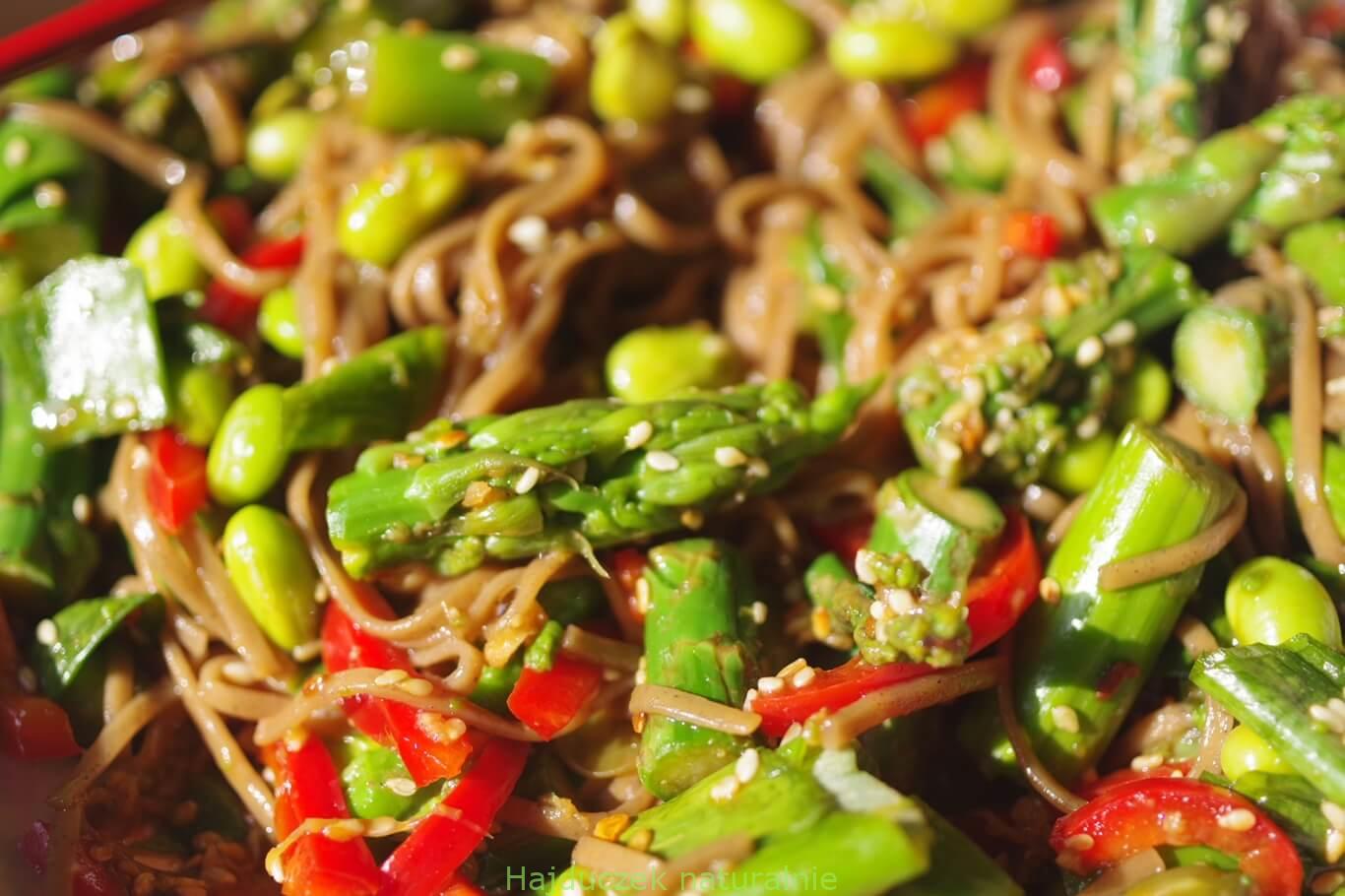 makaron soba ze szparagami