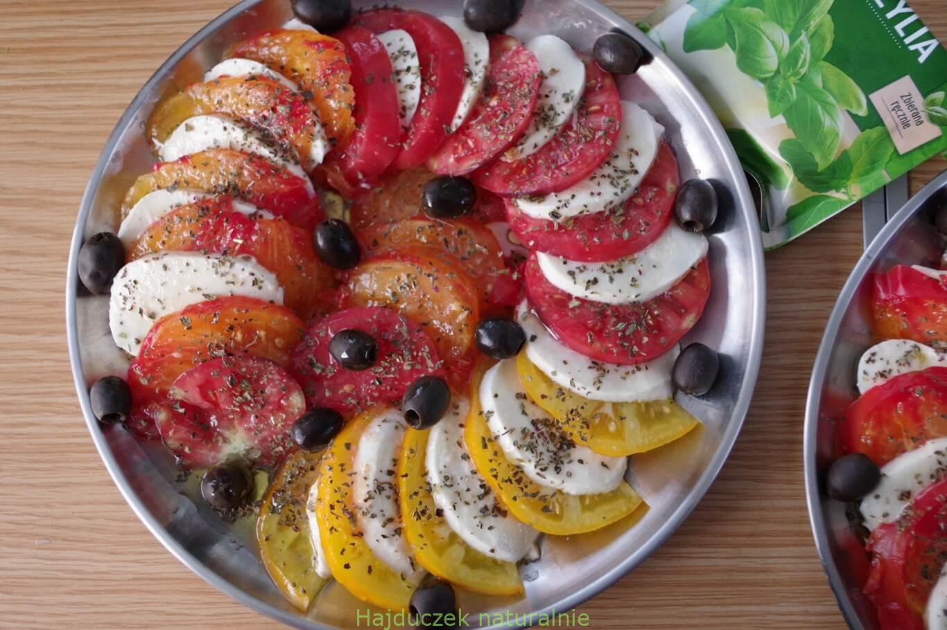 pomidory odmian żółtych, pomarańczowych i czerwonych - sałatka caprese