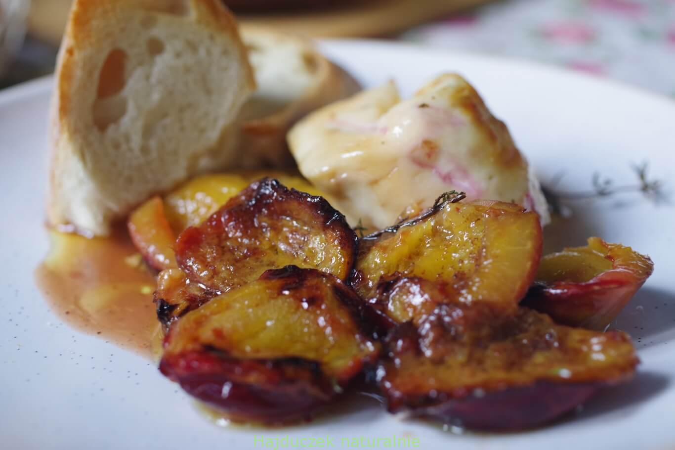 śliwki z halloumi