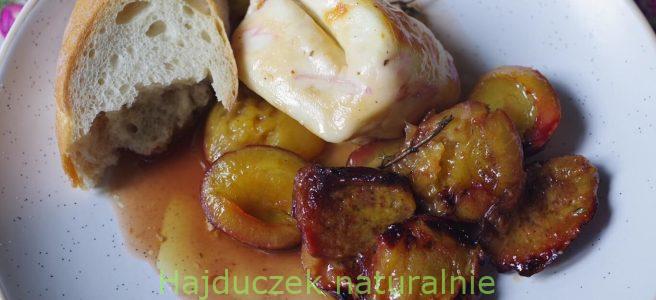 śliwki z halloumi