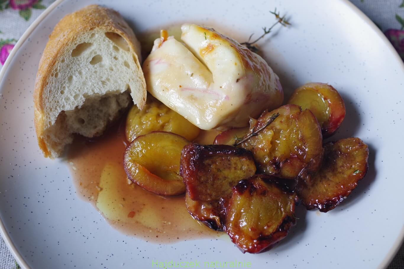 śliwki z halloumi