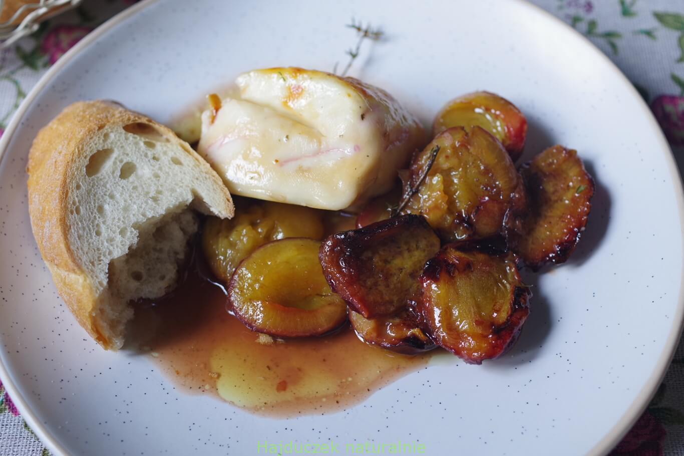 śliwki z halloumi
